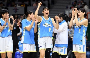 환호하는 변소정, 내가 MVP야!