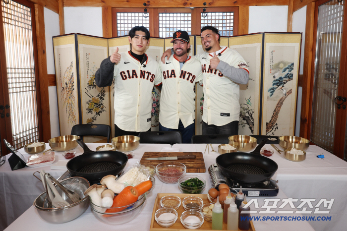 [포토] 이정후 비텔로 감독, 아다메스와 비빔밥 만들어요