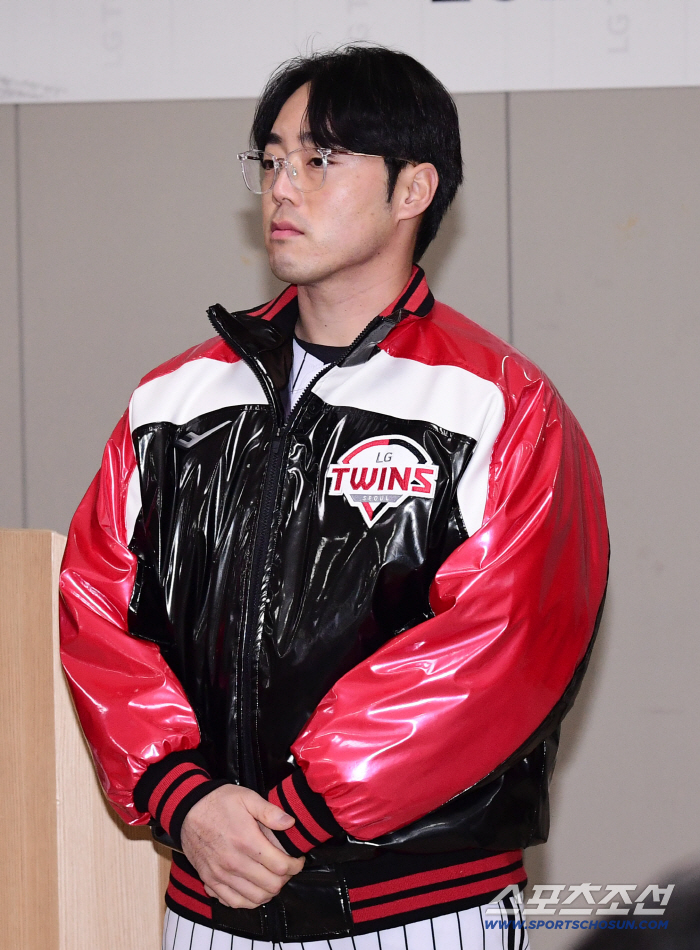 [포토] LG 트윈스 유광 점퍼 입은 김민수