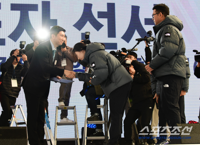[포토] 유승민 회장 최민정,김우진 선수 잘 부탁드립니다