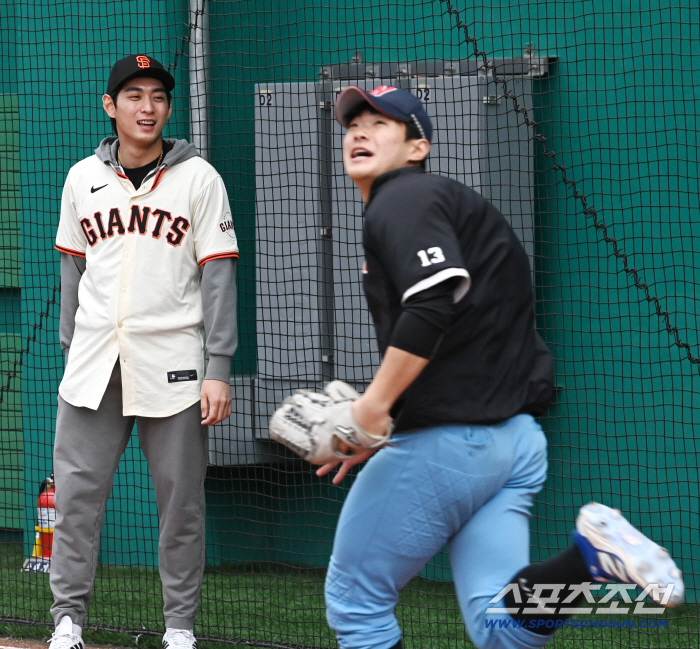 [포토] 이정후, 후배들 파이팅에 미소가 절로 나네