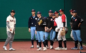 이정후, 후배들 파이팅에 미소가 절로