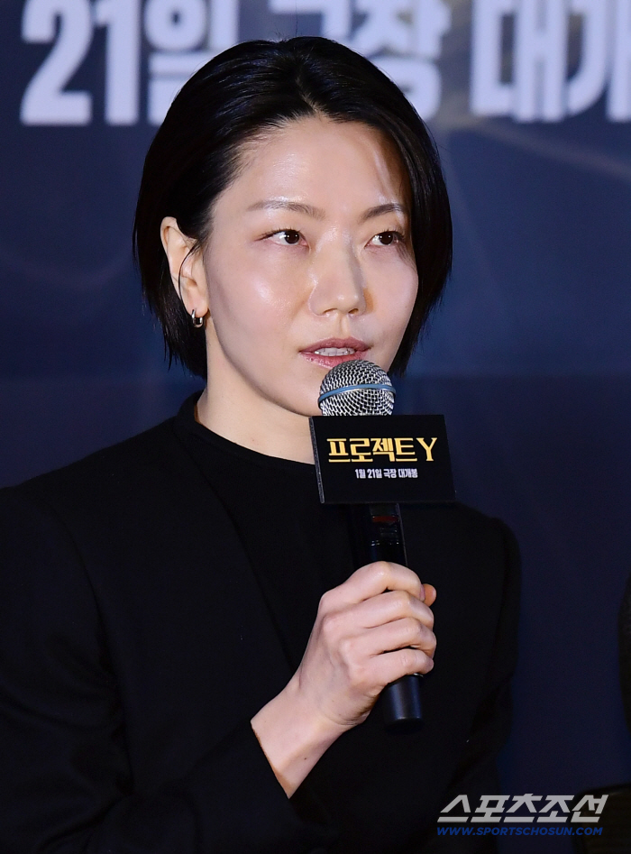 [포토] 김신록 강렬한 눈빛 인사