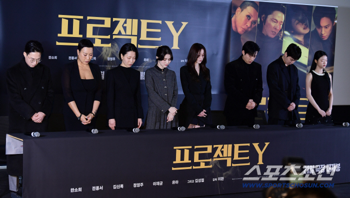 [포토] 영화 프로젝트Y 故안성기 배우 기리며 묵념