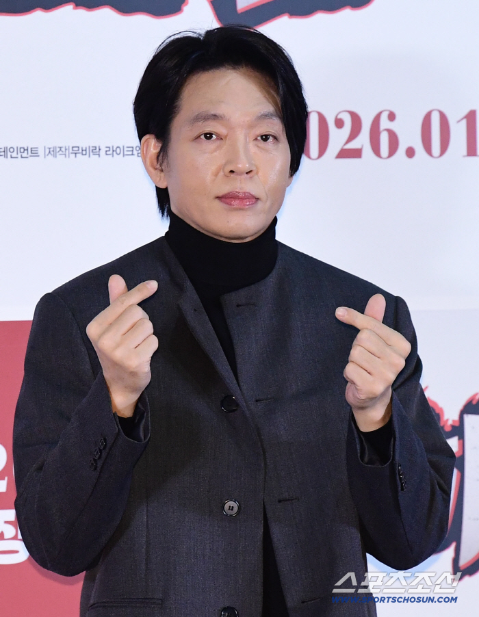 [포토] 박지환 강렬한 눈빛, 부드러운 손하트
