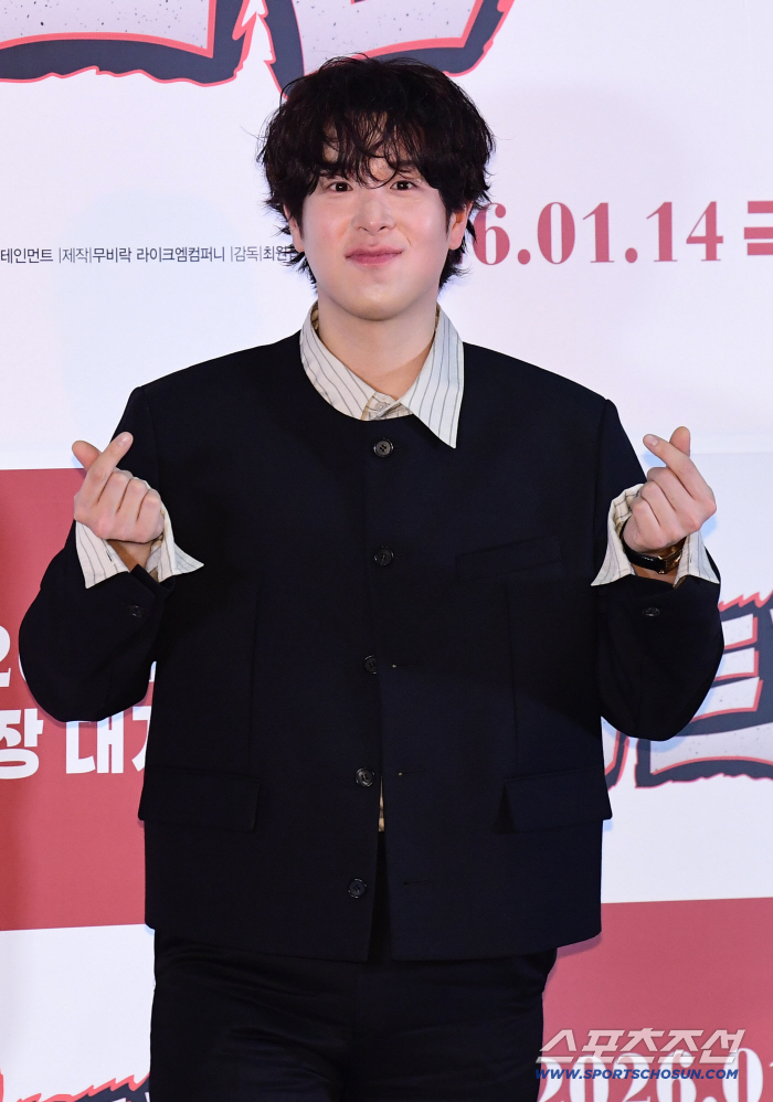 [포토] 표지훈 달콤한 하트 선물