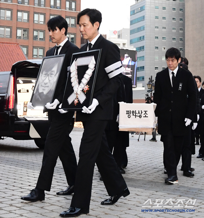 [포토] 故안성기 영정은 정우성, 훈장은 이정재 발인