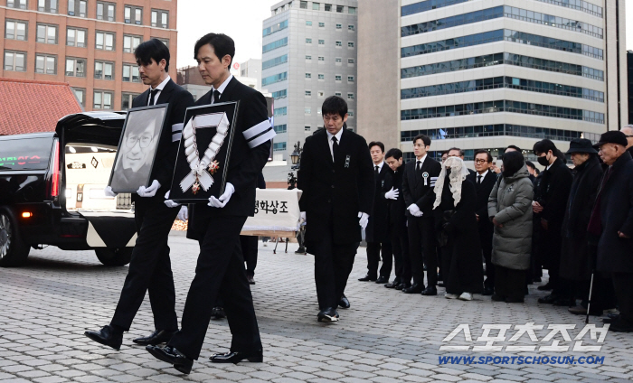 [포토] 故안성기 정우성 영정, 이정재 훈장 들고 추모 미사 참석
