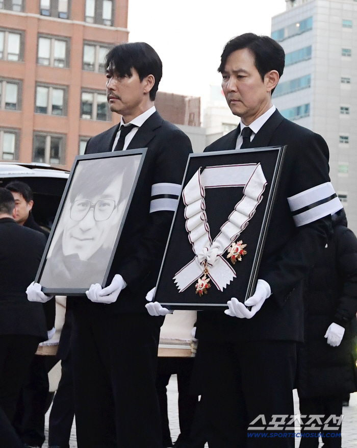 [포토] 정우성이 영정 들고 이정재가 훈장 들고