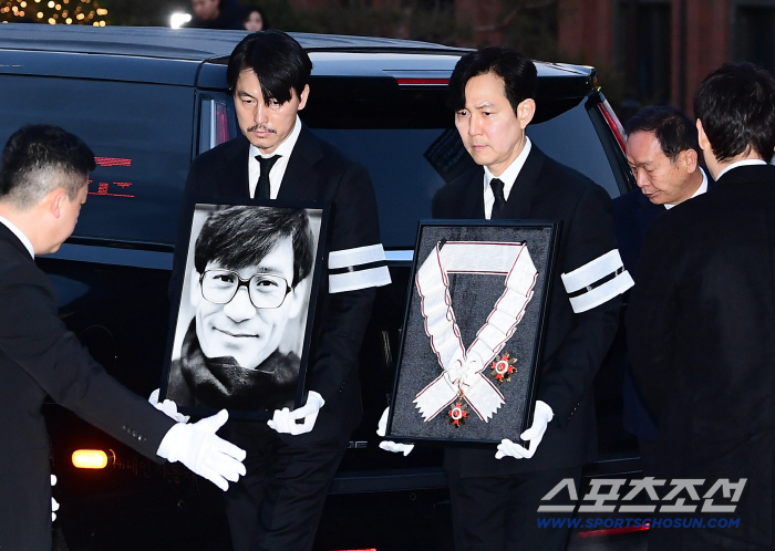 [포토] 故안성기 발인 정우성 영정 들고 이정재 훈장 들고