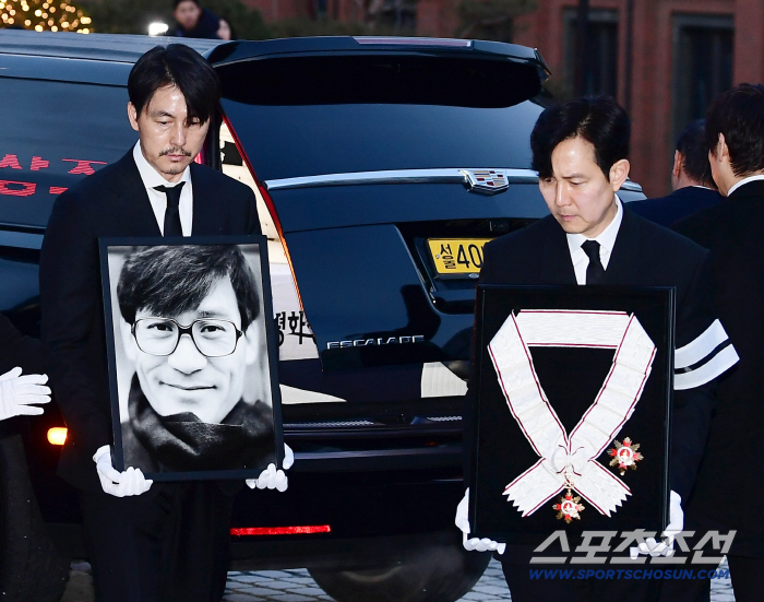 [포토] 故안성기 발인 정우성 영정 들고 이정재 훈장 들고
