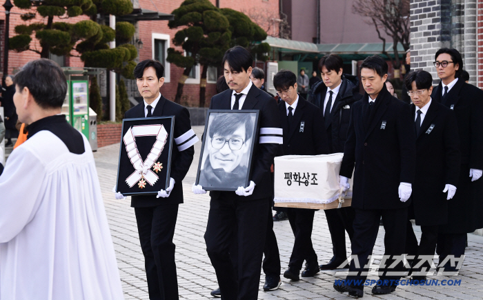 [포토] 故안성기 발인 추모 미사 마치고 영결식장으로