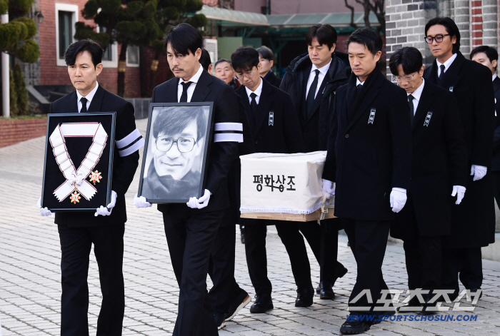 [포토] 故안성기 발인 정우성 영정, 이정재 훈장 들고