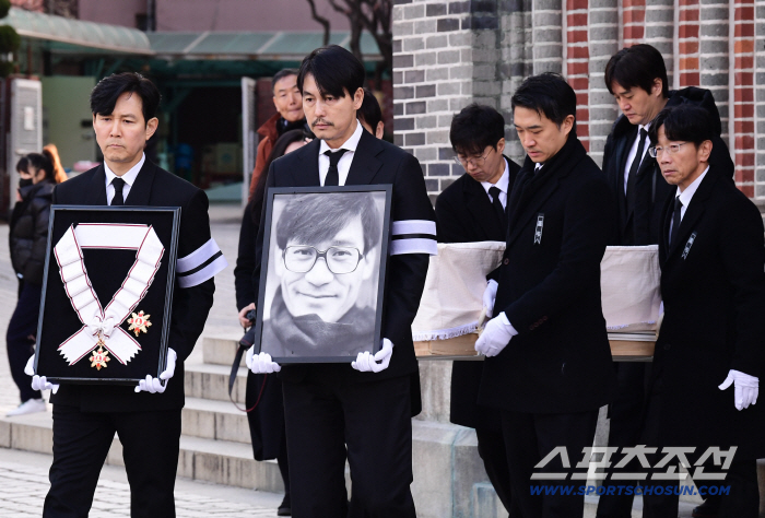 [포토] 이정재 훈장, 정우성 영정 들고 故안성기 발인식