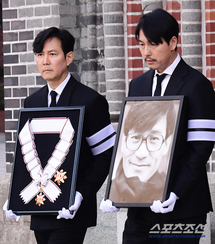 [포토] 이정재-정우성 끝까지 고인 안성기과 함께