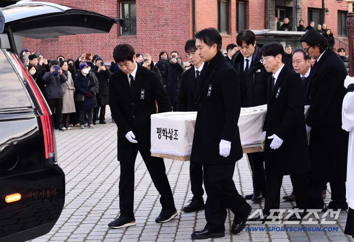 [포토] 설경구-조우진-박해일-유지태-박철민-주지훈 故안성기 운구