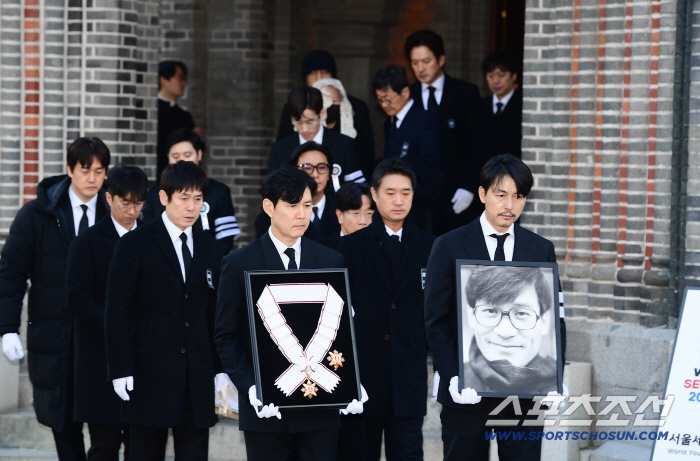 [포토] 정우성 영정, 이정재 훈장 들고 故안성기 발인
