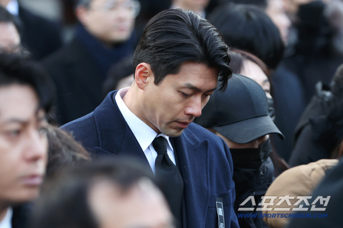 [포토] 배우 현빈 故안성기 발인 참석