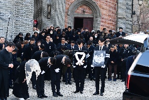 故안성기 발인, 배웅하는 영화인들