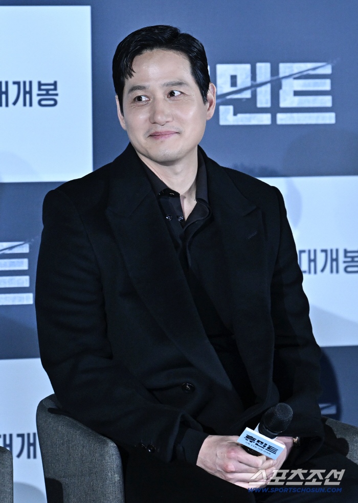 [포토] 박해준 백발백중 총기 액션 기대하세요