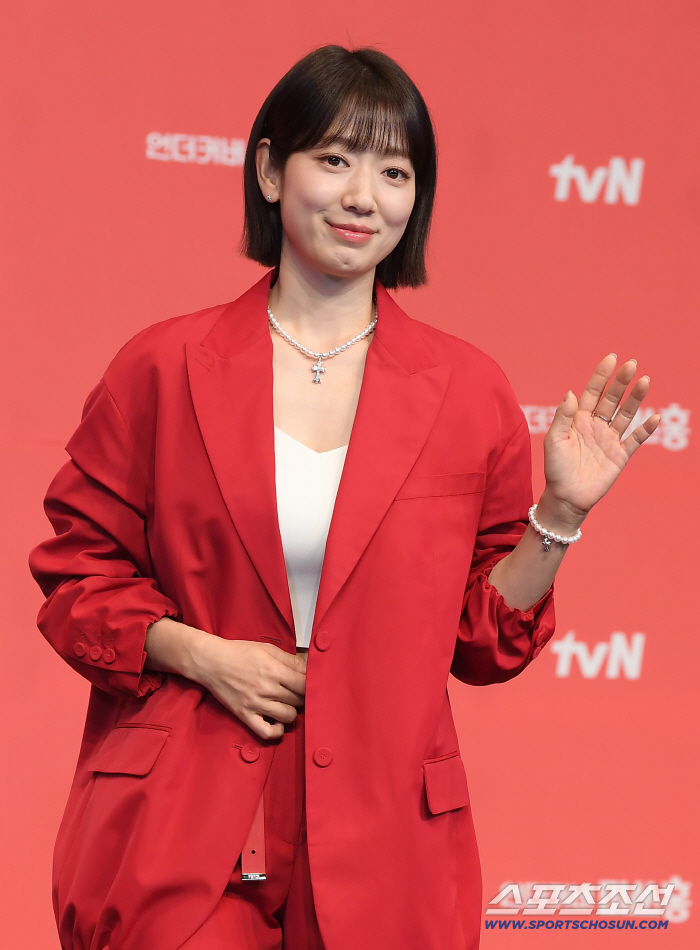 [포토] 박신혜, 여유 넘치는 손인사