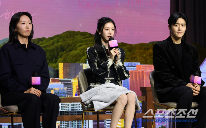 [포토] 유영은 감독-고윤정-김선호, 설레는 순간