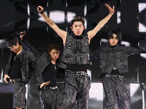 롱샷 률, 무대 위의 카리스마