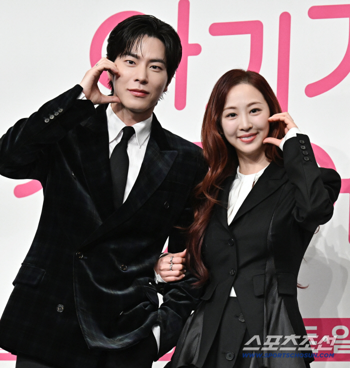 [포토] 홍종현-김다솜 깜찍하게 만든 볼하트