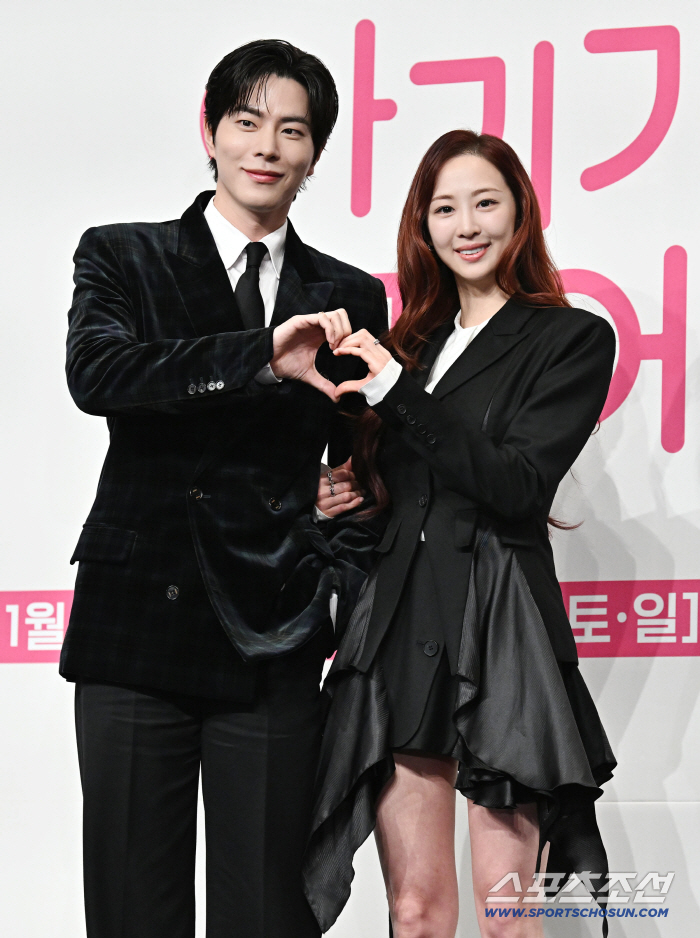 [포토] 홍종현-김다솜 연인처럼 다정하게 하트