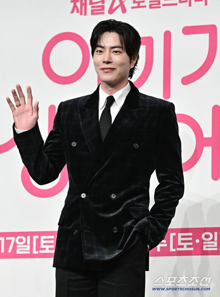 [포토] 홍종현 다정한 눈빛 인사