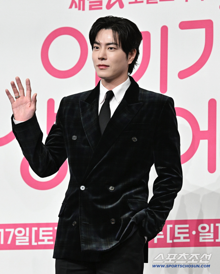 [포토] 홍종현 잘생긴 눈빛 인사