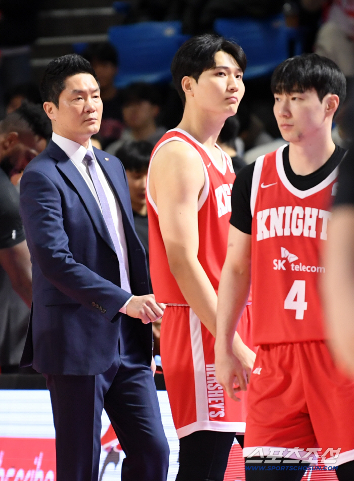[포토] 경기 전 생각에 잠긴 SK 전희철 감독
