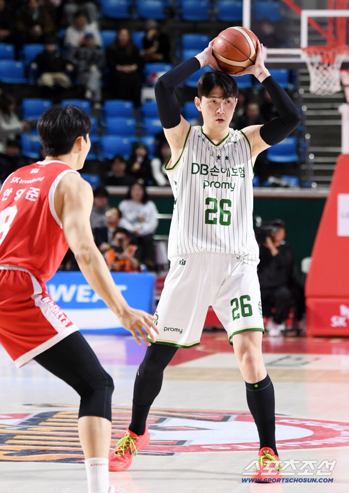 [포토] 강상재, 패스 길을 찾아라