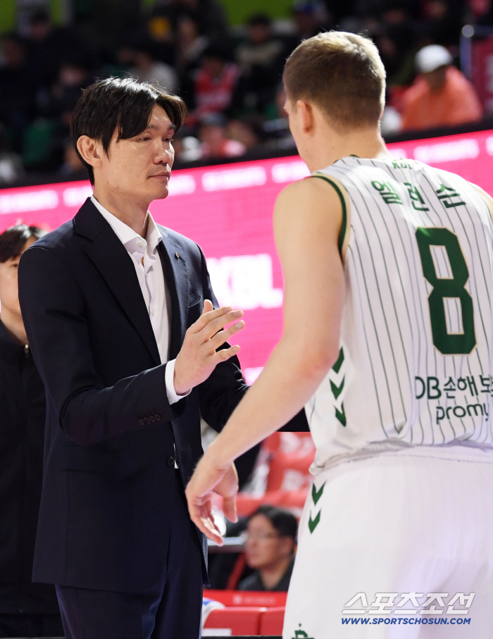 [포토] 김주성 감독, 엘런슨 해보자