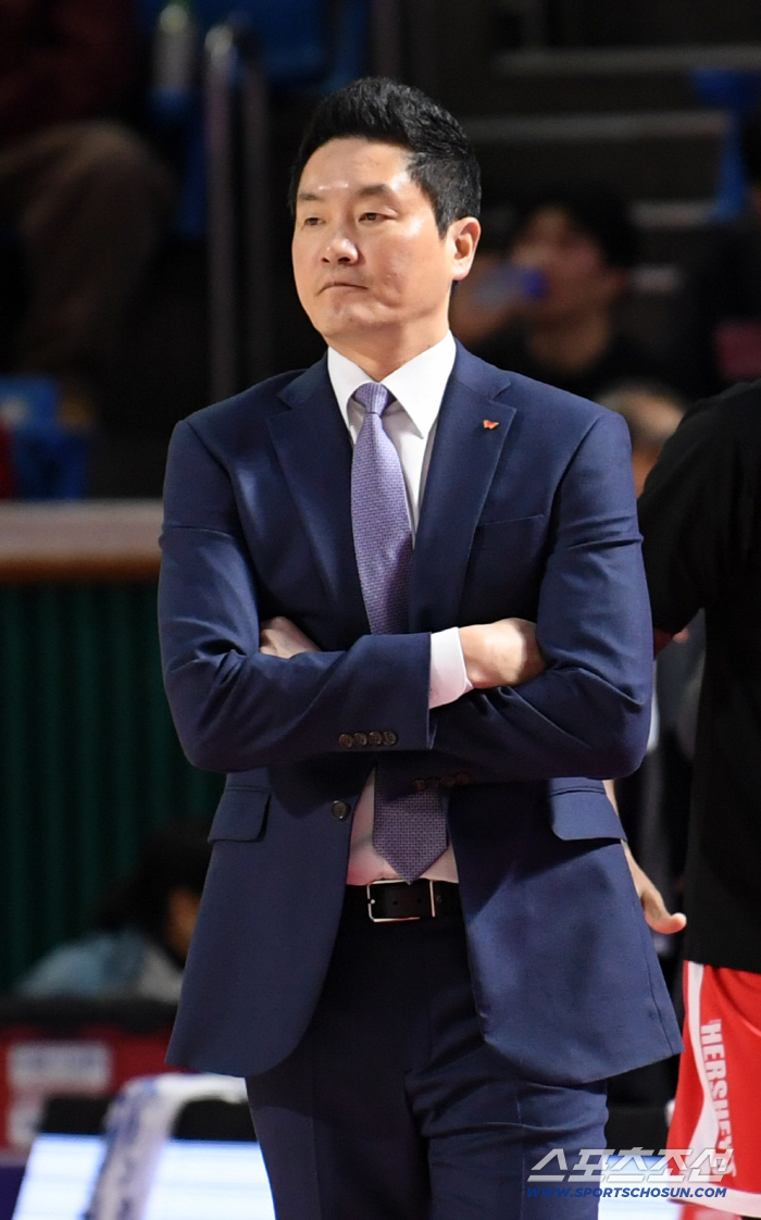 [포토] 경기 전 생각에 잠긴 SK 전희철 감독