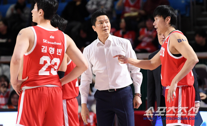[포토] 전희철 감독, 작전 타임