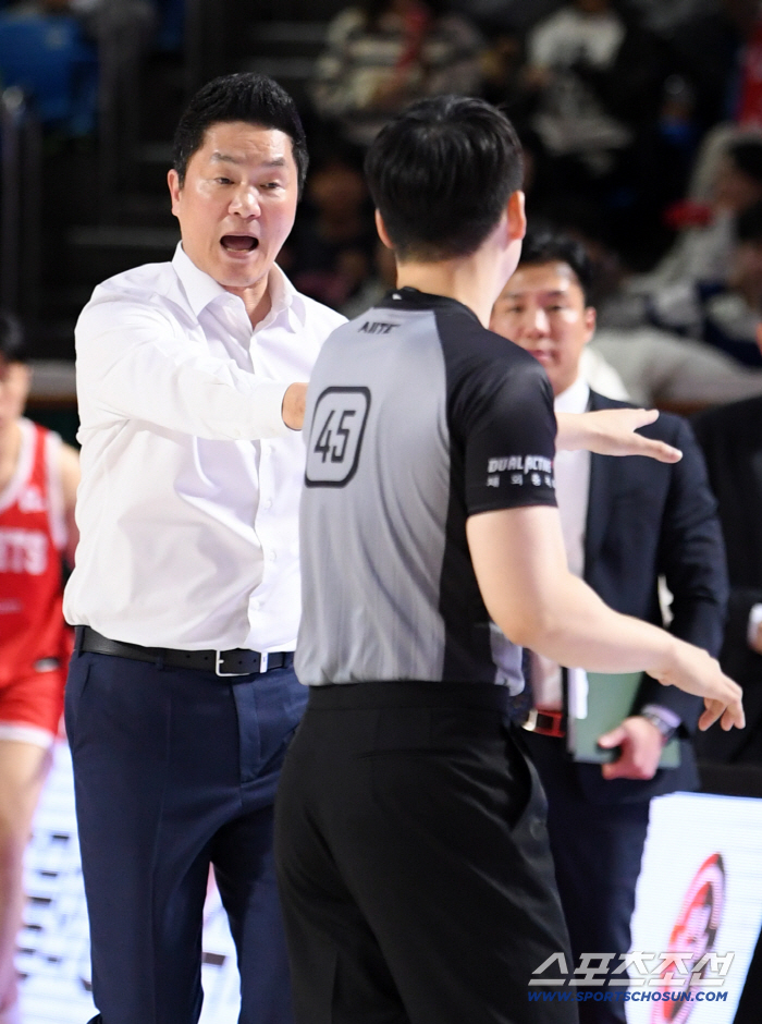 [포토] 전희철 감독, 심판 판정에 강하게 어필
