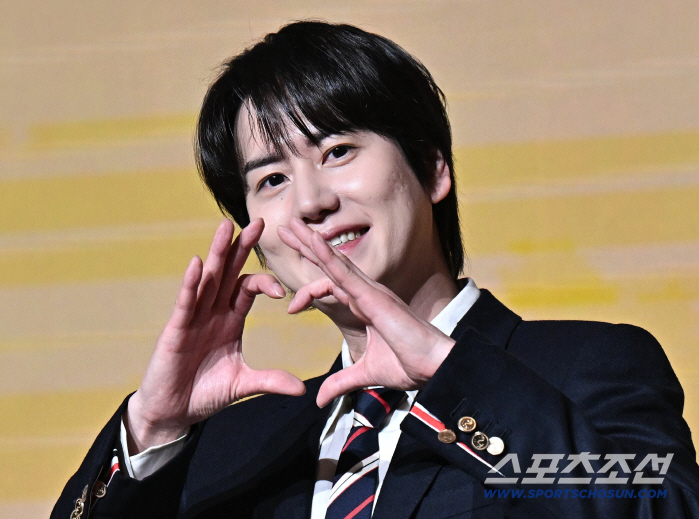 [포토] 규현 달콤한 하트 손인사