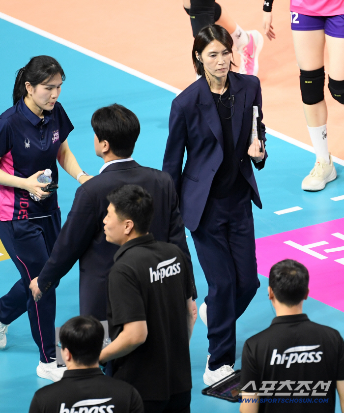 [포토] 요시하라 토모코 감독, 1세트 허무하게 내주고