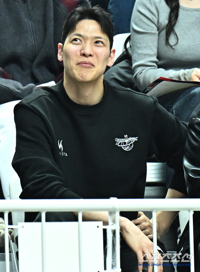 [포토] 관중석에서 경기 지켜보는 KT 김선형