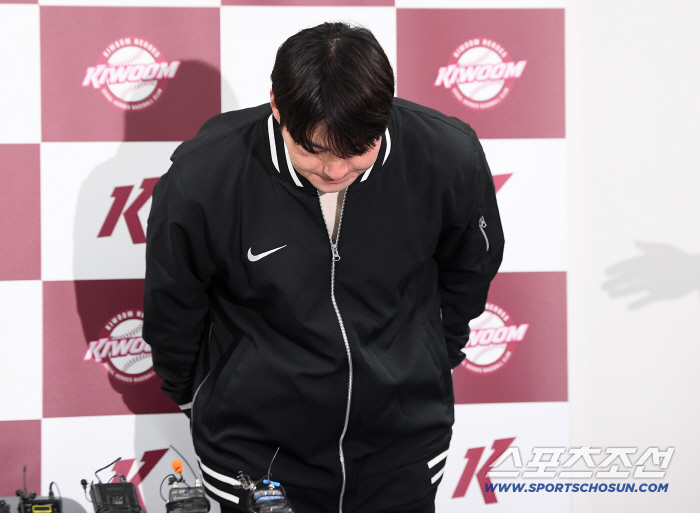 [포토] 공손한 인사로 시작하는 박병호 코치