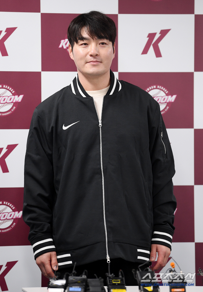 [포토] 잔류군 코치로 시작하는 키움 박병호 코치