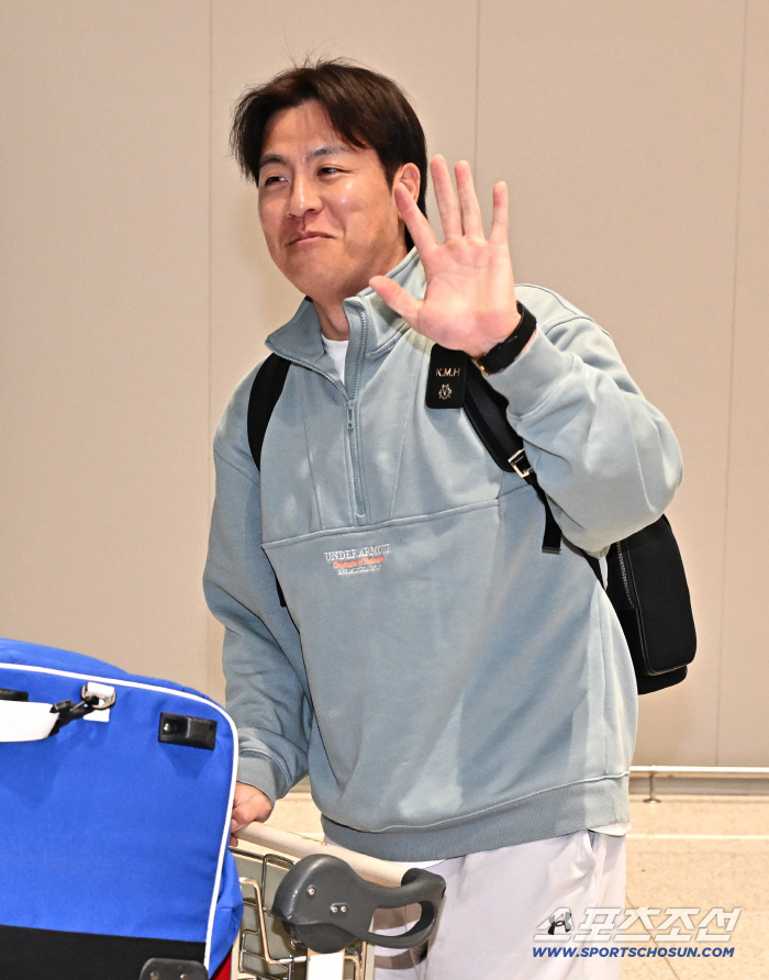 [포토] 강민호 밝은 표정으로 1차 캠프 출국