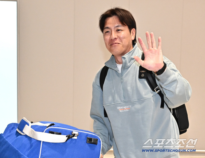 [포토] 강민호 밝은 표정으로 캠프 출국합니다