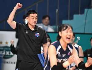 여오현 대행, 짜릿한 득점에 주먹 불끈