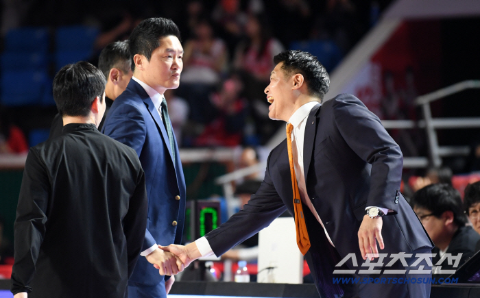 [포토] SK 전희철 감독 장난에 깜짝 놀란 LG 조상현 감독