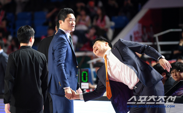 [포토] SK 전희철 감독 장난에 깜짝 놀란 LG 조상현 감독