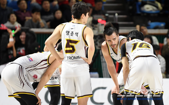 [포토] 1위 LG, 이대로 밀리면 안 돼