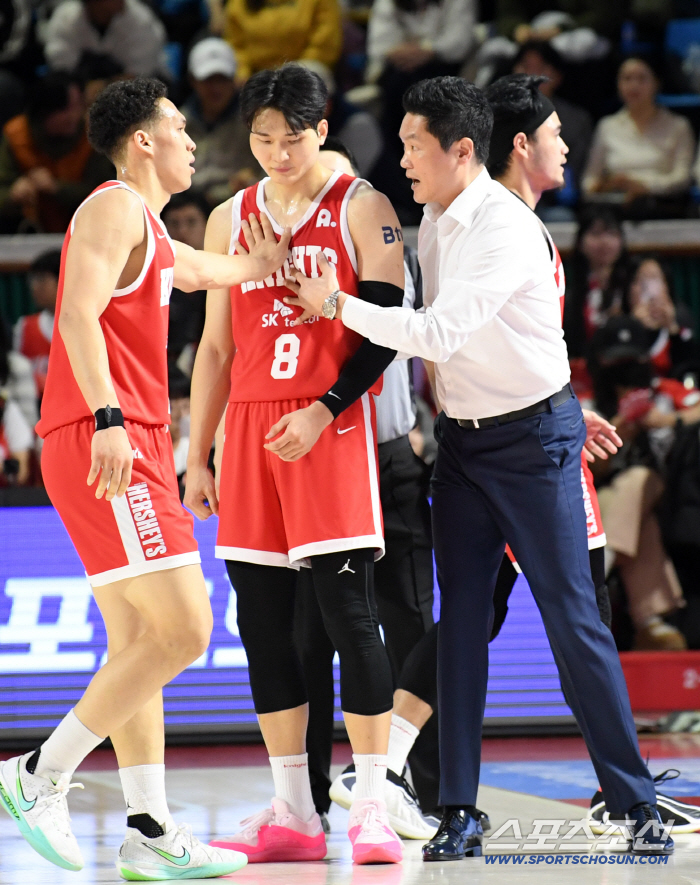 [포토] 안영준에게 작전 설명하는 SK 전희철 감독