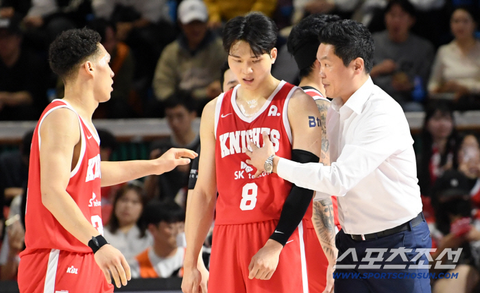 [포토] 안영준에게 작전 설명하는 SK 전희철 감독